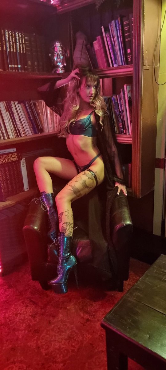 fallenAngels_gy's tweet photo. #mondaythoughts #lingeriesets #heelslover #loveagoodbook #pvc https://t.co/xuWFxlEW7V