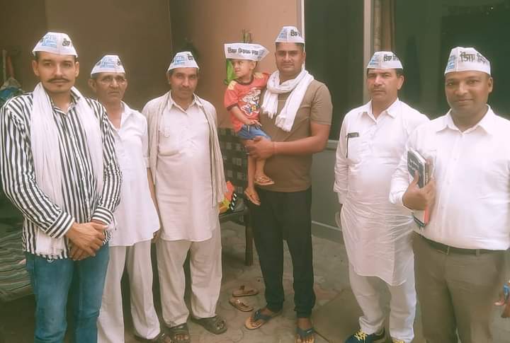 Sunilnain_india's tweet photo. आज @AAP4Jind के हल्का जुलाना गांव सिधंवी खेड़ा मे पायलट प्रोजेक्ट के तहत @AAPHR_NARWANA के हल्काध्यक्ष दिलबाग सिंह जी, प्रोफेसर शमशेर सिंह , युवा उपाध्यक्ष सुनील नैन धमतान  व गुरदीप जांगड़ा  जी गांव के लोगों से मिले व पार्टी की नीतियों के बारे में प्रचार किया।
@Tanwar_indian https://t.co/IXrL0JVmGD