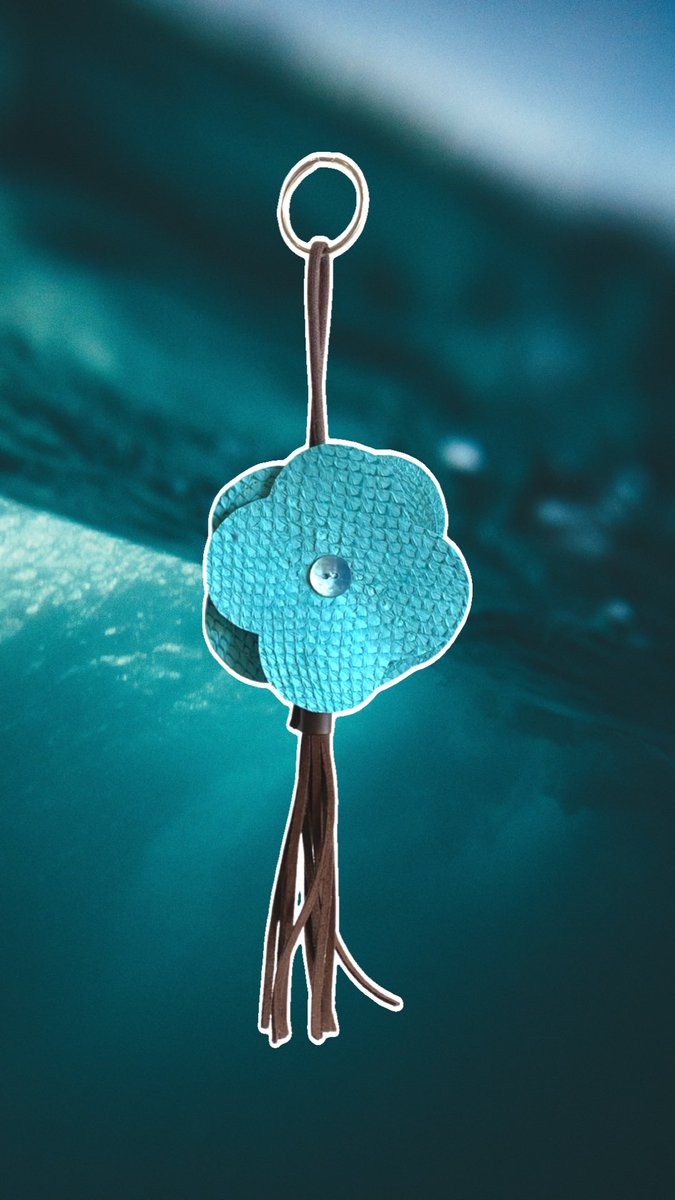 vanm_official's tweet photo. A new way to customize your #bag or #keys. The Marguerite #keyring is created from fabric scraps.
Available on https://t.co/zItQTI0j3M 
#vanmofficial #vanm #madeinbelgium #belgium #ecofriendly #sustainable #fashion #women #look #outfit #flowers #colors #leather #accessory https://t.co/BDIb8WyLYk