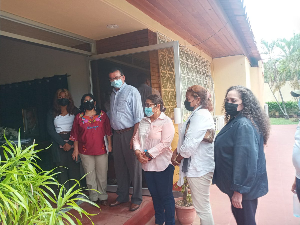 amigos_cuba's tweet photo. La junta Directiva Nacional de la Asociación Amigos de Cuba presente en la embajada firmando libro de Condolencias por el fallecimiento de nuestro hermano Ricardo Alarcón y al mismo tiempo transmitiendo nuestra solidaridad con el suceso ocurrido en el hotel Saratoga. @DeEmbacuba https://t.co/E6cXoNEypQ