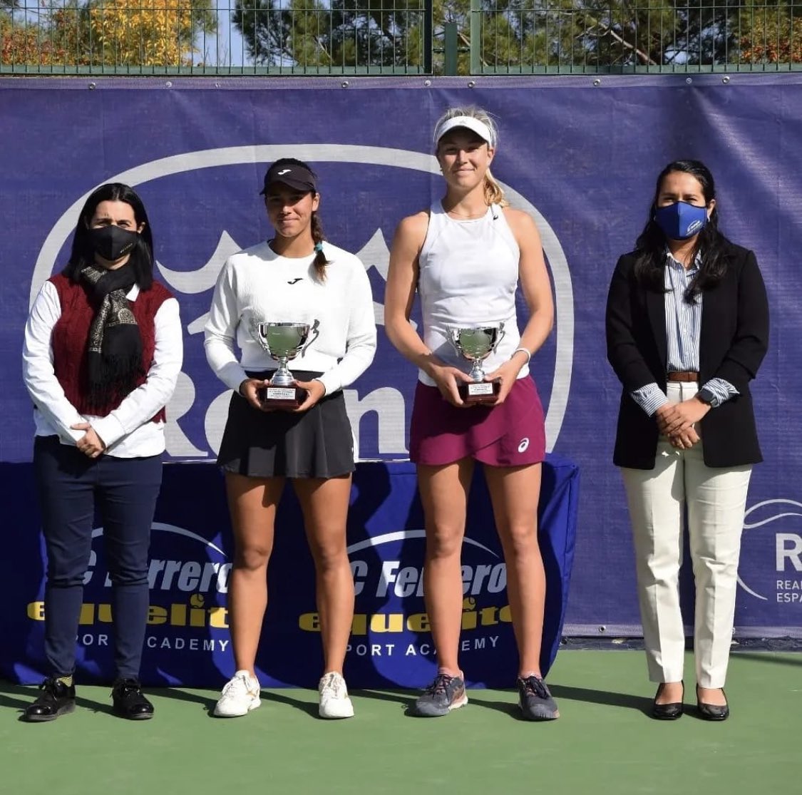 esbs_sport's tweet photo. #ESBSalumni. Proud to share Diana's experience, where almost 2 months ago she was the Director of the ITF W15 Villena Tournament in @EqueliteFerrero, being the first woman who has managed a tournament in #Equelite.
Congratulations Diana! You are an inspiration. 🙌 https://t.co/llOxejABDt
