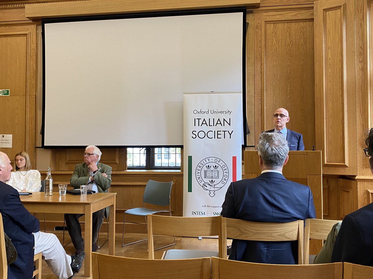 antoguerrera's tweet photo. At Lincoln College’s Italian Society, Oxford, with @AmbTrombetta and Lord Patten. 🇬🇧 🇮🇹 https://t.co/bR4WtQm0dm