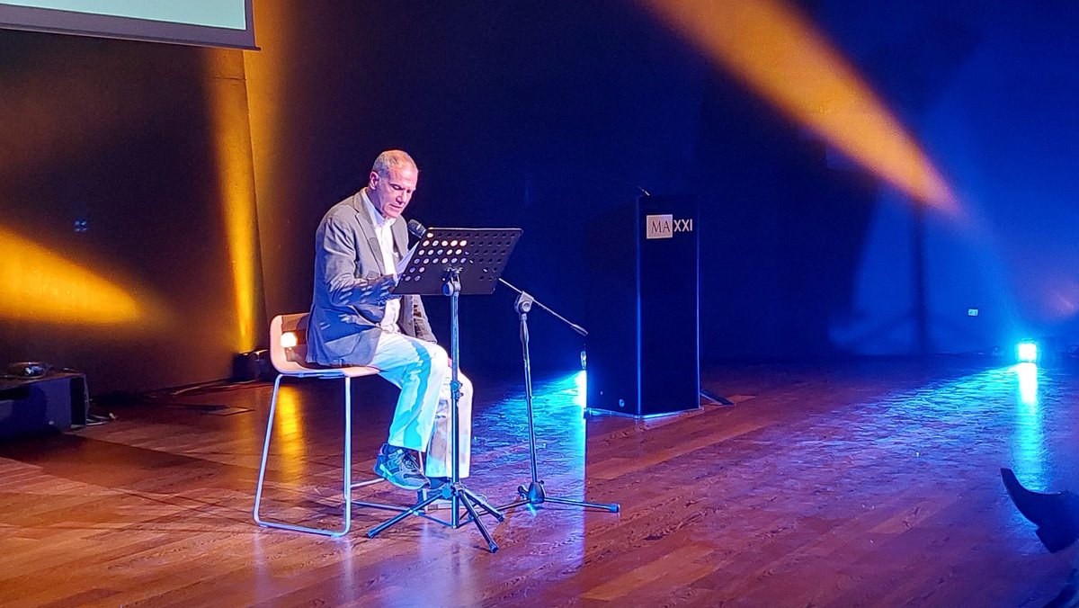 «Ma cosa siamo diventati, tutti quanti? Noi ex cittadini dell’URSS? [...] con la nostra fiducia sterminata e inflessibile nel presente e nel futuro? [...] quale destino incombe su di noi?» #EdoardoAlbinati legge #AnnaPolitkovskaja
#festadellEuropa