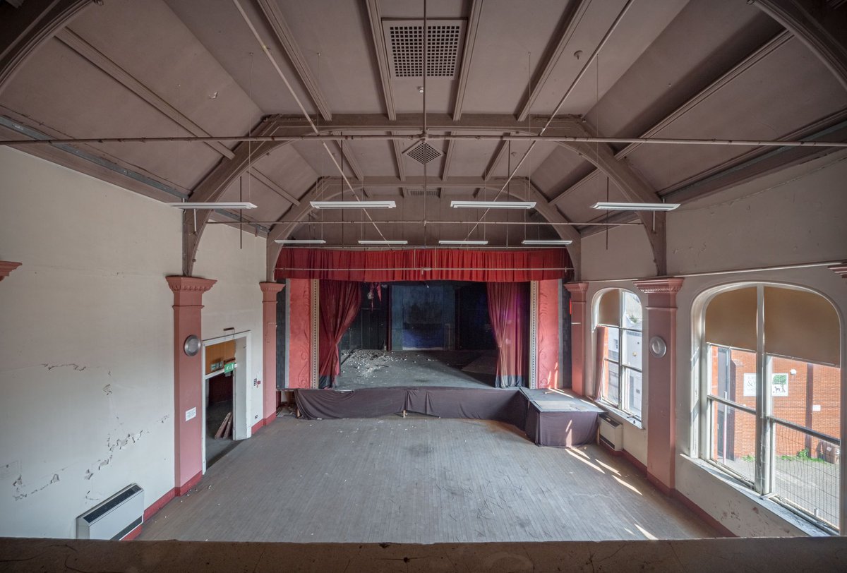 AlexMomentoMori's tweet photo. A long forgotten town hall that @thebeatles played in in 1962
#abandoned #urbanexploration #thebeatles #canonphotography #gopro #Canon https://t.co/yTxJcFtQE3