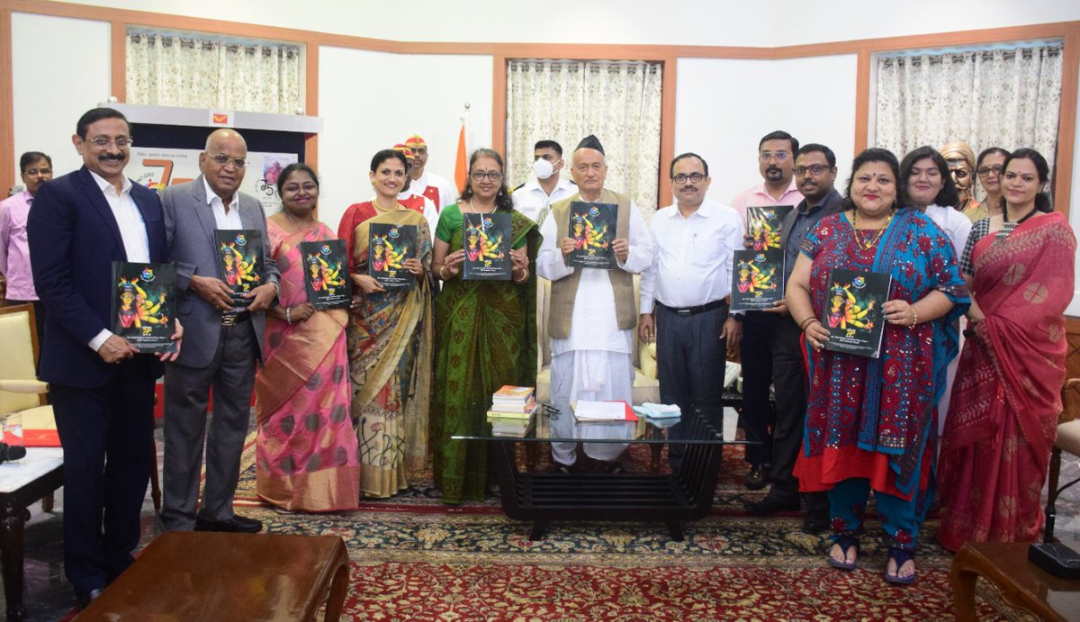 maha_governor's tweet photo. कार्यक्रमाला टपाल विभागाच्या महाराष्ट्राच्या प्रधान पोस्ट मास्टर जनरल वीणा श्रीनिवास, मुंबई सर्कलच्या पोस्ट मास्टर जनरल स्वाती पांडे, बंग मैत्री संसदचे अध्यक्ष देबब्रत मित्रा, महासचिव बिवास चक्रवर्ती, सहसचिव इंद्रनील मुखर्जी तसेच बंग मैत्री संसदेचे सदस्य व पदाधिकारी उपस्थित होते. https://t.co/NYhitGxTLQ