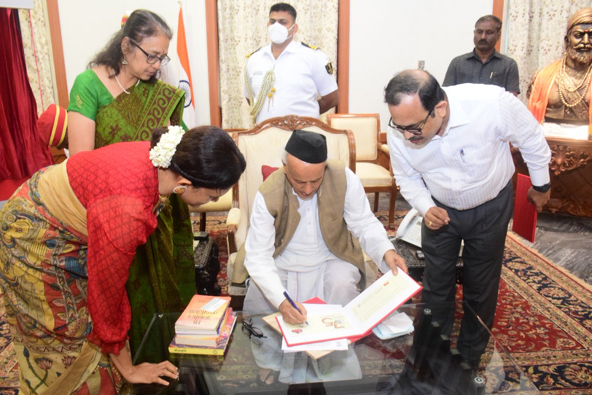 maha_governor's tweet photo. Chief Post Master General of Maharashtra Veena Shrinivas, Post Master General of Mumbai Circle Swati Pandey, President of Banga Maitri Sansad Debabrata Mitra, General Secretary Bivas Chakraborty, Joint Secretary Indranil Mukherjee and other members were present. https://t.co/D8FZtn8itA