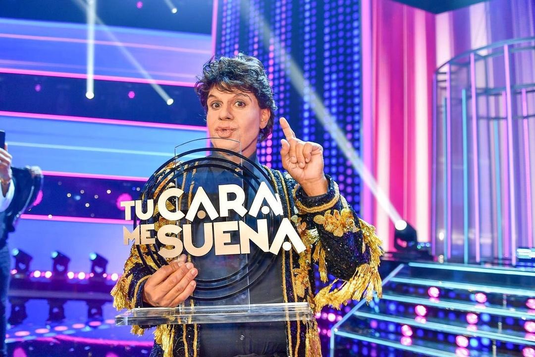 onlinemusicaye1's tweet photo. #MichaelStuart se coronó como el indiscutible ganador de "Tu Cara Me Suena" luego de siete galas con presentaciones al más alto nivel, cerrando su participación con un formidable homenaje a Juan Gabriel, que mantuvo al borde de las lágrimas a más de uno. 

@TuCaraSuenaMXUS https://t.co/GXSnJDrGtd