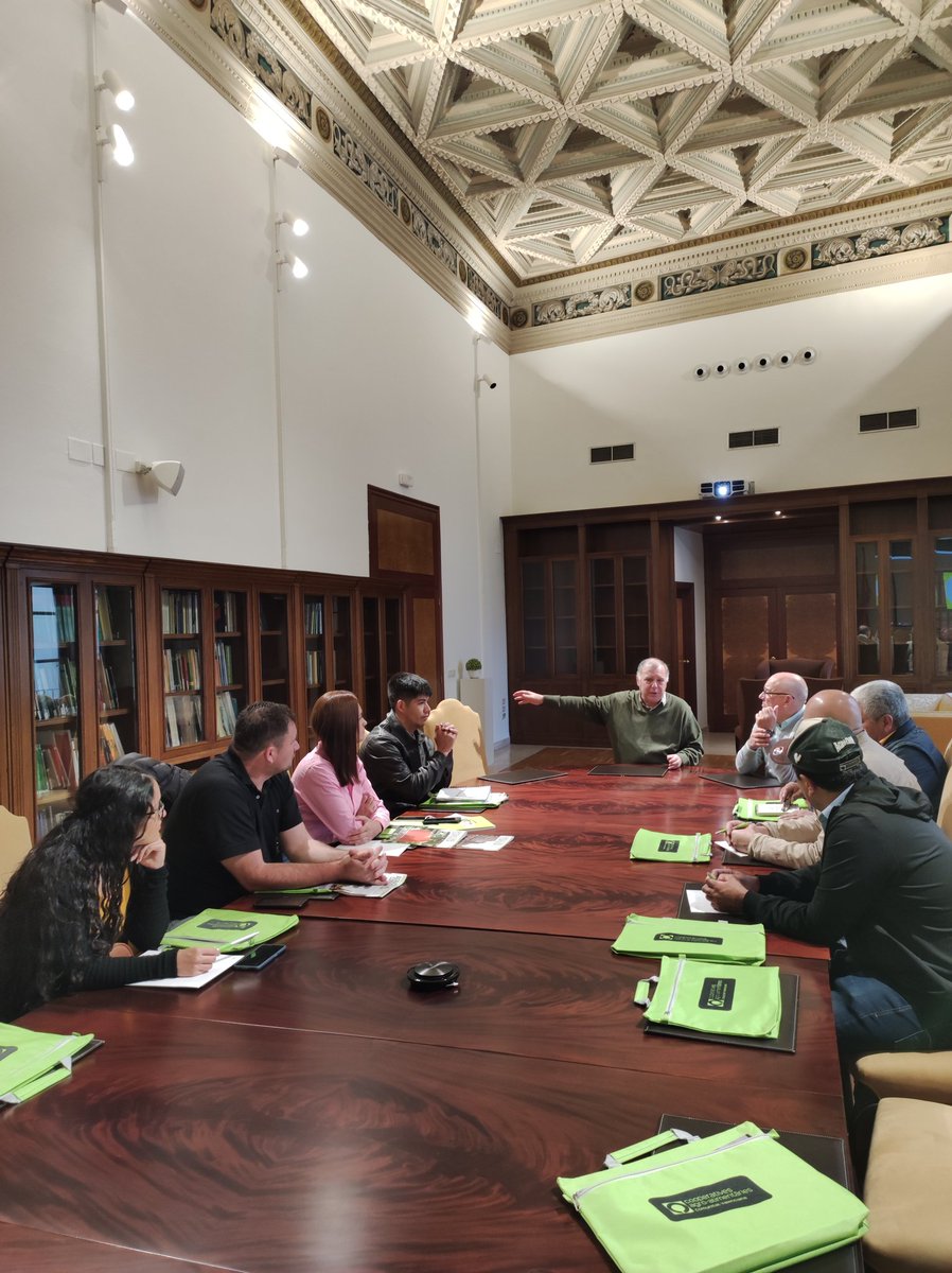 JavierGn13's tweet photo. Gracias a la financiación de @AECIDPARAGUAY las centrales de cooperativas paraguayas CEPACOOP y CENCONORI participan en la gira de estudio organizada por @acodea_ en España. Comenzamos en la sede de Cooperatives Agro-alimentàries de La Comunitat Valenciana. https://t.co/Xjq2ykg64R