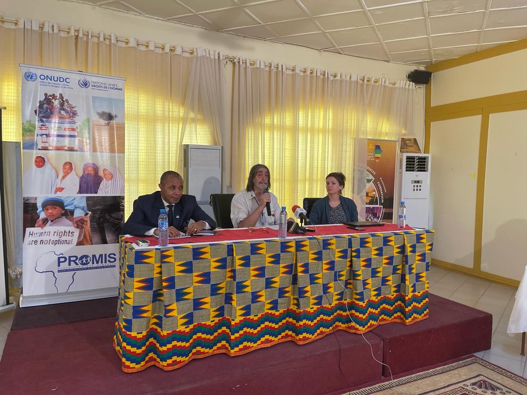 ONU_Droits_BRAO's tweet photo. In partnership with @UNODC and in collaboration with the Observatoire Migrants en Detresse we are organising from 9 to 10 May in Niamey a workshop to train #migrants on how to use and enforce their #humanrights. 
@UNODCROSEN
#protection4migrants #PROMIS #Niger https://t.co/C2Cs0a85Is