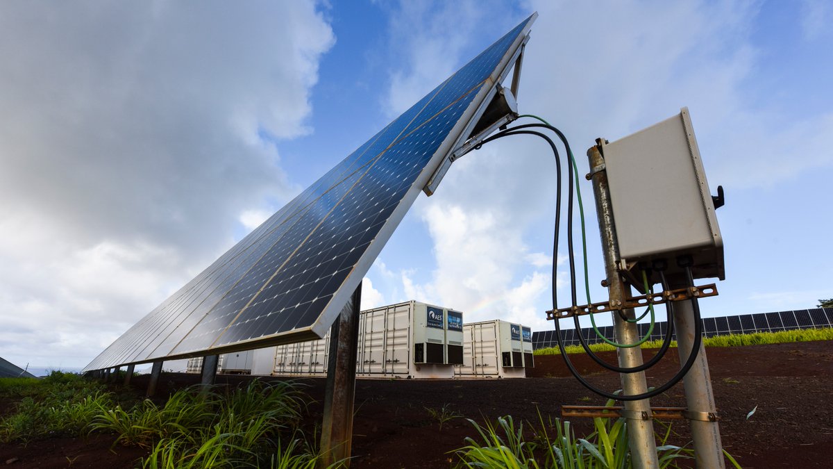 DOECMEI's tweet photo. Solar energy is #BuildingABetterGrid by: 
☀️ Creating a distributed power system 
☀️ Allowing clean energy to be stored for later use – like during a blackout, when energy is needed most.
More: 
https://t.co/FUBLlx94pd https://t.co/AD2p2fTSNK