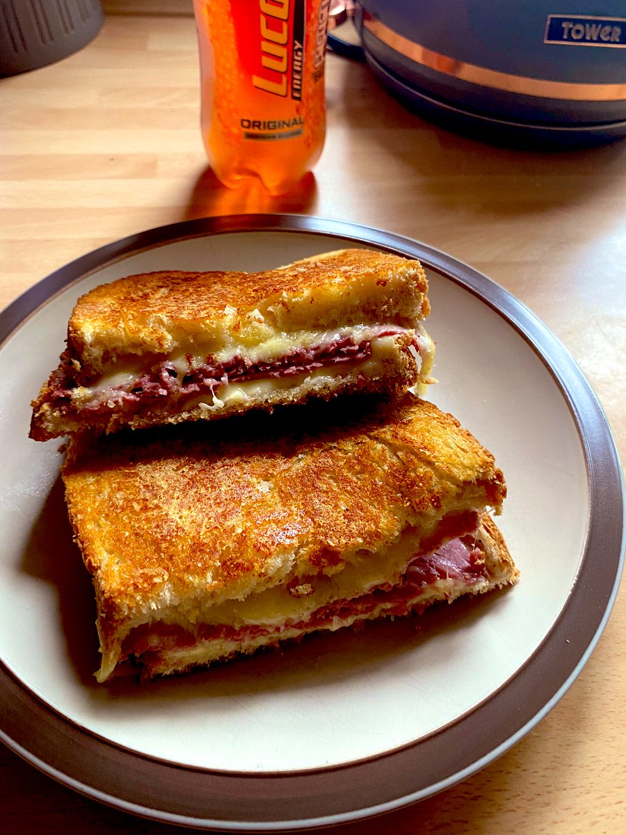 jonkelly31's tweet photo. Lunch times pastrami grilled cheese!!! And it was sooo good!! #grilledcheese #lunchsnack #lucozade https://t.co/8Js3XgYncT