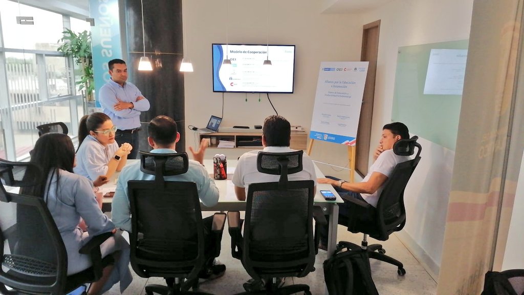 cataucgo's tweet photo. Unimos esfuerzos para que la innovación educativa llegue a todos los colegios del Atlántico, por eso nos aliamos con @MincienciasCo, @ColombiaOEI y la @alcaldiasab para desarrollar un Centro de Apropiación Social del Conocimiento en #Sabanalarga 💡🙋🏽‍♀️☑️

#InnovaciónParaLaGente https://t.co/o9mvbWqgzn