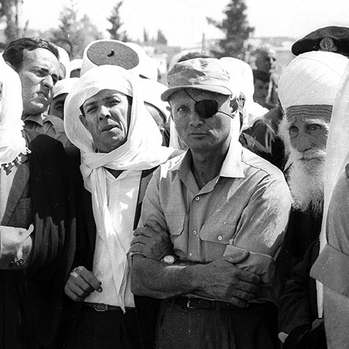 صورة من عام 1968 من جنازة شهيد درزي في جيش الدفاع الإسرائيلي يظهر فيها وزير الدفاع موشيه دايان وعلى يمين...