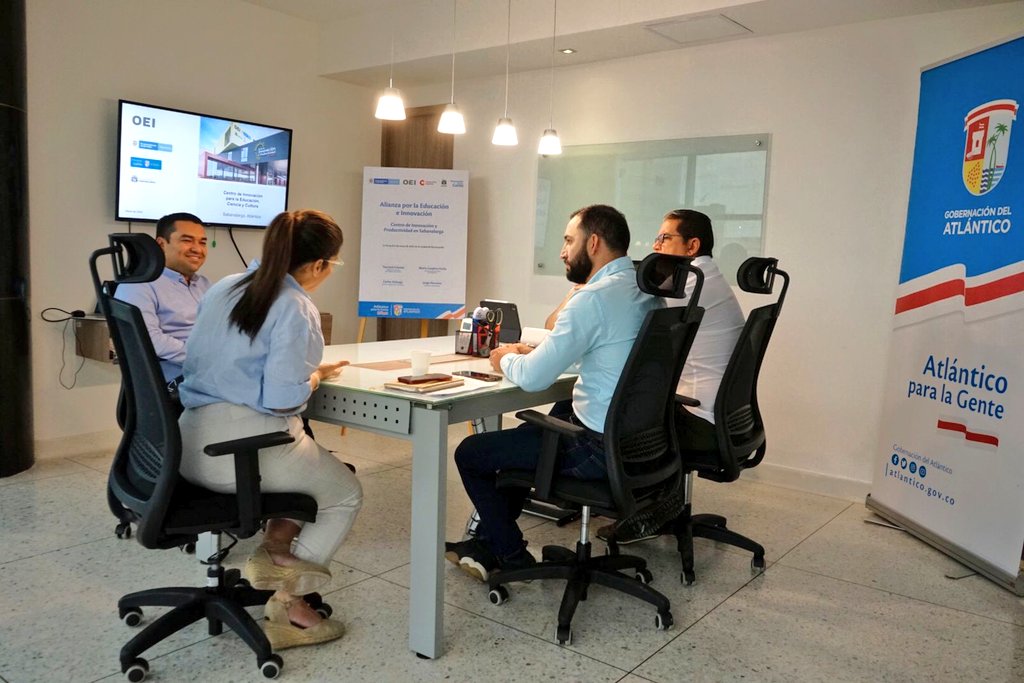 cataucgo's tweet photo. Unimos esfuerzos para que la innovación educativa llegue a todos los colegios del Atlántico, por eso nos aliamos con @MincienciasCo, @ColombiaOEI y la @alcaldiasab para desarrollar un Centro de Apropiación Social del Conocimiento en #Sabanalarga 💡🙋🏽‍♀️☑️

#InnovaciónParaLaGente https://t.co/o9mvbWqgzn