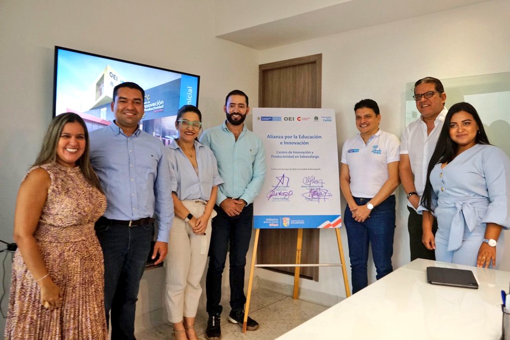 cataucgo's tweet photo. Unimos esfuerzos para que la innovación educativa llegue a todos los colegios del Atlántico, por eso nos aliamos con @MincienciasCo, @ColombiaOEI y la @alcaldiasab para desarrollar un Centro de Apropiación Social del Conocimiento en #Sabanalarga 💡🙋🏽‍♀️☑️

#InnovaciónParaLaGente https://t.co/o9mvbWqgzn