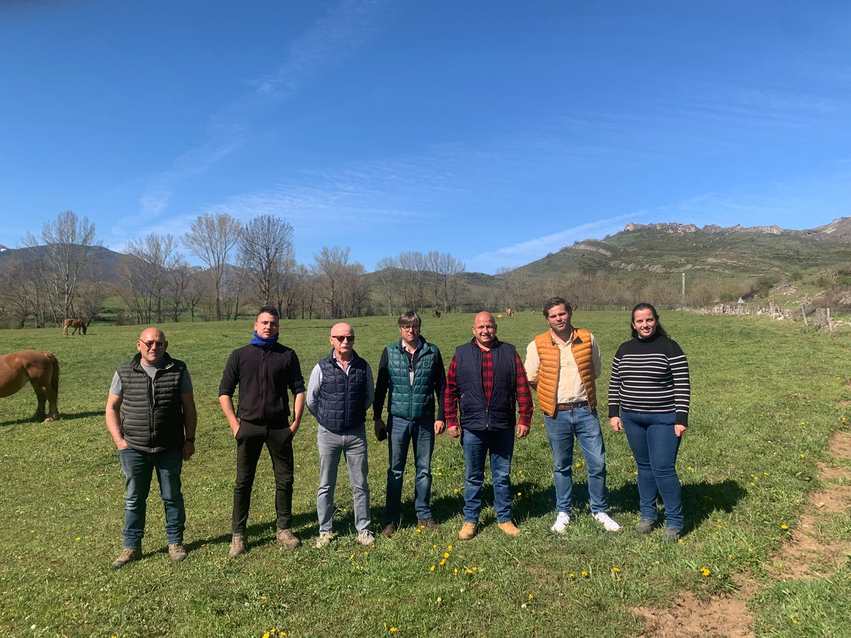 PPopular_Leon's tweet photo. El presidente del PP de León, @AlmanzaJavi, acompañado por el presidente comarcal, @OrejasEmilio, el diputado provincial, @Manuel_R_Riello y representantes del partido visitaron una explotación ganadera que ha sufrido ataques de lobos en #SanEmiliano. https://t.co/4c98mQwf7f