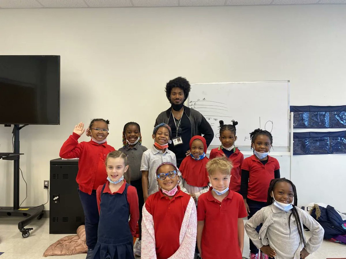 A couple of joyful POP smiles from some of our students and Teaching Artists at our ICS West Music Center to start the week off on a happy note 😄🎶!

#playonphilly #immersedinmusic #musiceducation