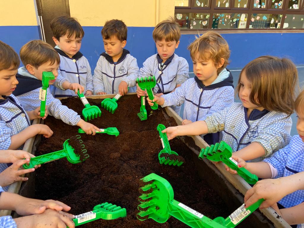 escfonlladosa's tweet photo. Omplim dels colors de la primavera el pati de l’escola, plantant flors al nostre hort. Ara, tenim la responsabilitat de cuidar-les i regar-les cada dia. Sumem il·lusions!
#escolesfonlladosa #latevahistorialanostraescola #infantil_fonlladosa https://t.co/REWZwmaZOy