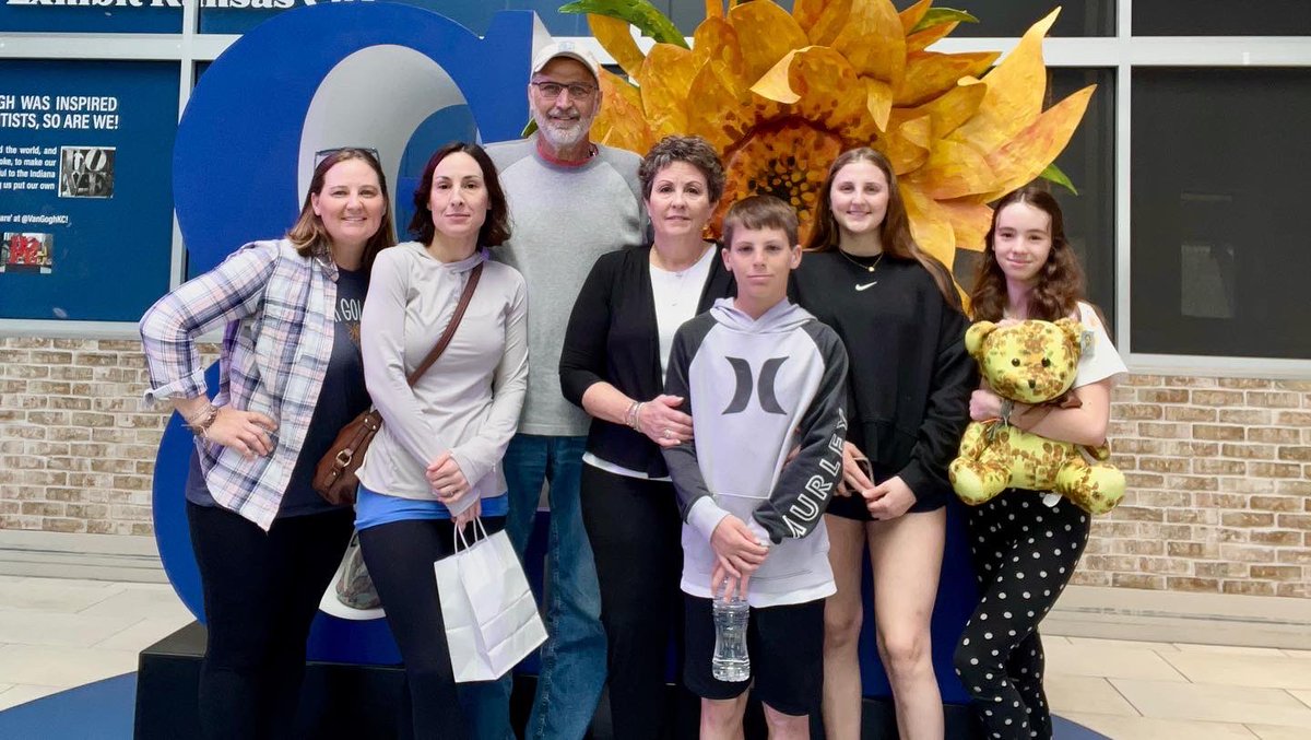 laramiller78's tweet photo. First time in a long while we didn’t have ball games on Mother’s Day. Got to enjoy @VanGoghKC with most of my crew (minus one)  … Pretty impressive 🌻 https://t.co/lVZxDh1Gtz