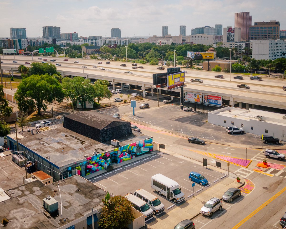 Broken foot and all! Here’s my latest mural completed for <a href="/tpawalls/">Tampa Walls! Mural Festival</a> #powwowworldwide #tampawalls #mural #abstractart #blockparty