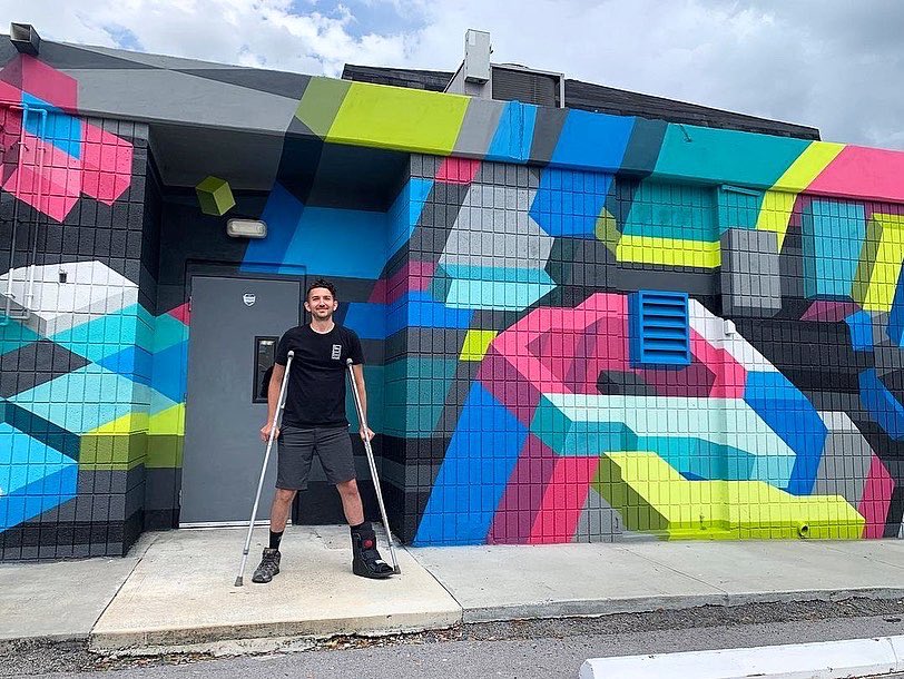 ILLDESART's tweet photo. Broken foot and all! Here’s my latest mural completed for @tpawalls #powwowworldwide #tampawalls #mural #abstractart #blockparty https://t.co/gsd4HXk4GJ
