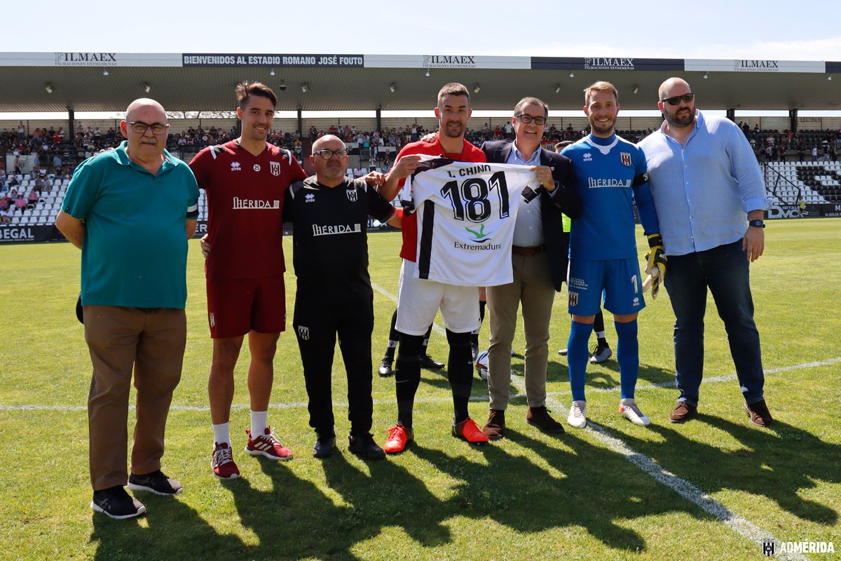 Merida_AD's tweet photo. ⚪️⚫️ ¡Fue un placer volver a verte en el Romano!

1⃣8⃣ @JaviChino18 https://t.co/8zrjPLhEMZ