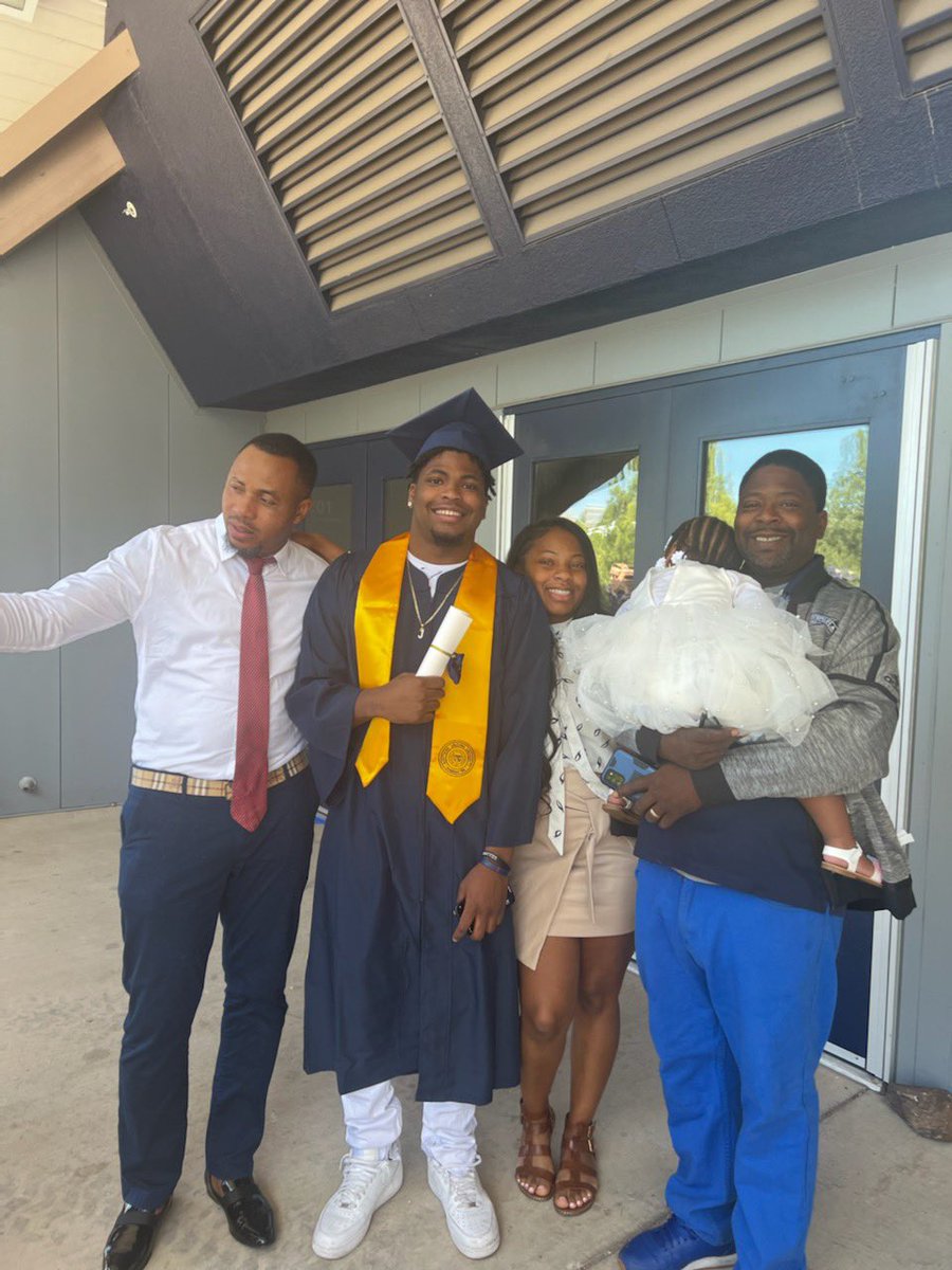 Ty_MarshallJr's tweet photo. #AGTG officially a college graduate 👨🏾‍🎓 I had a Vision nobody else could see Never let somebody’s opinion define your your limits keep going and let gods will push you through Like Nip said you gon experience every emotion with this #TMC 🏁 https://t.co/gdyyb5fZfC