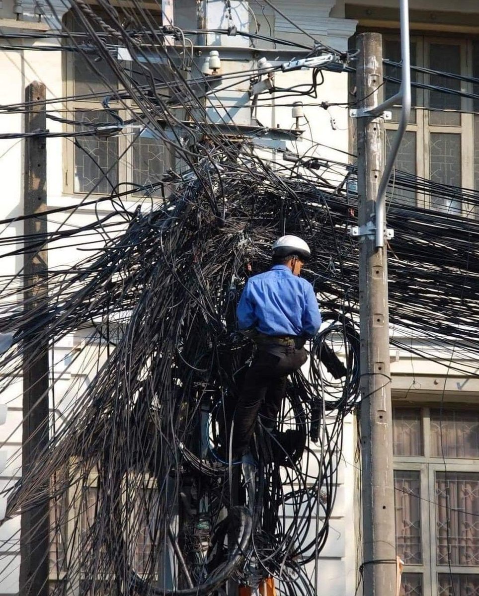 fisiode_mente's tweet photo. Yo desenredando los cables del TENS. https://t.co/lHwdGbVKml