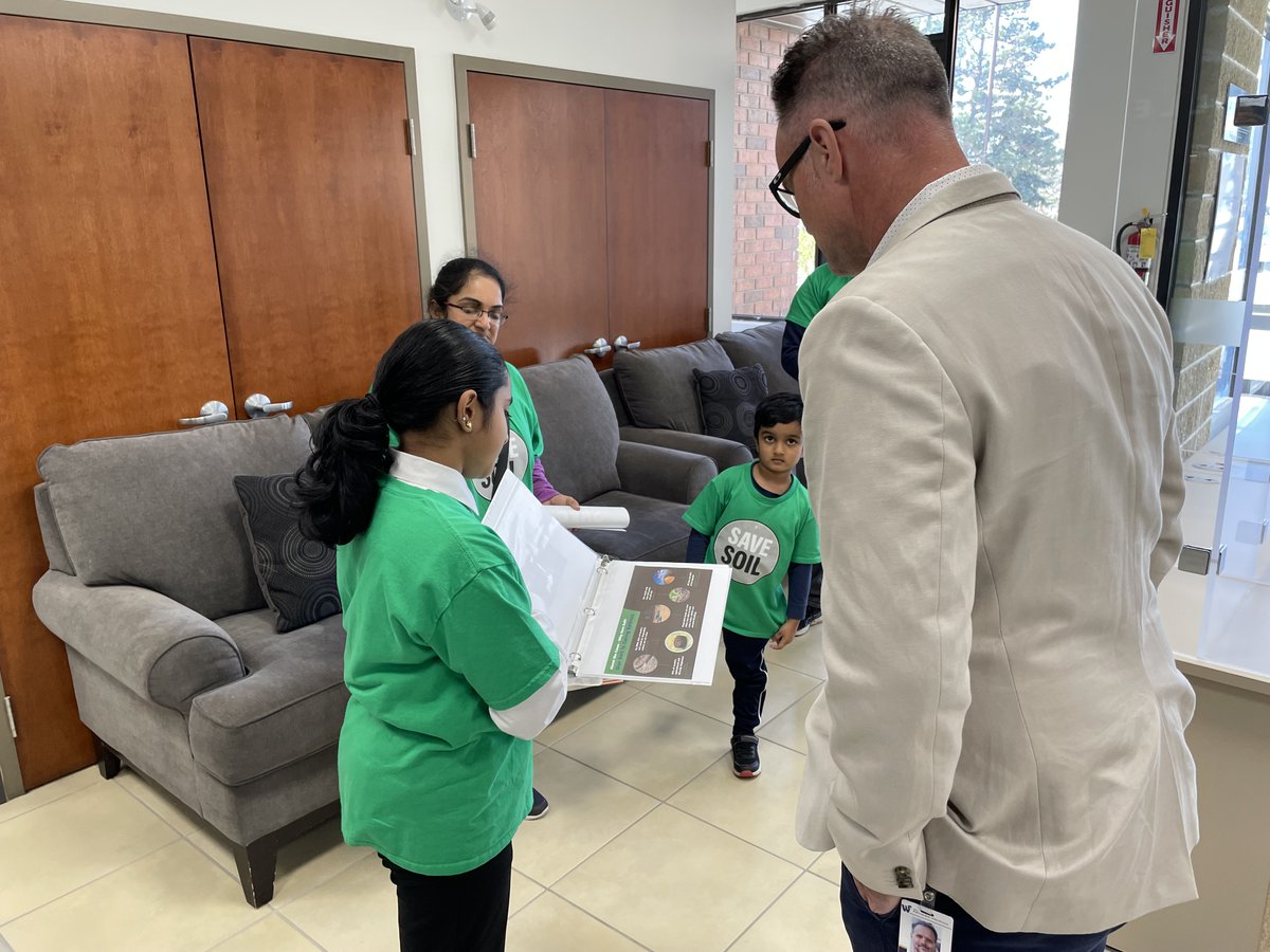 iainlovattws's tweet photo. It was so great to meet Saanvi from Oscar Peterson PS last week. Saanvi told me about the @cpsavesoil movement. I learned so much about how important it is to address the global issue of soil degradation. Congratulations to Saanvi on her advocacy work. #ForStouffville #SaveSoil https://t.co/gmaa7vmQub