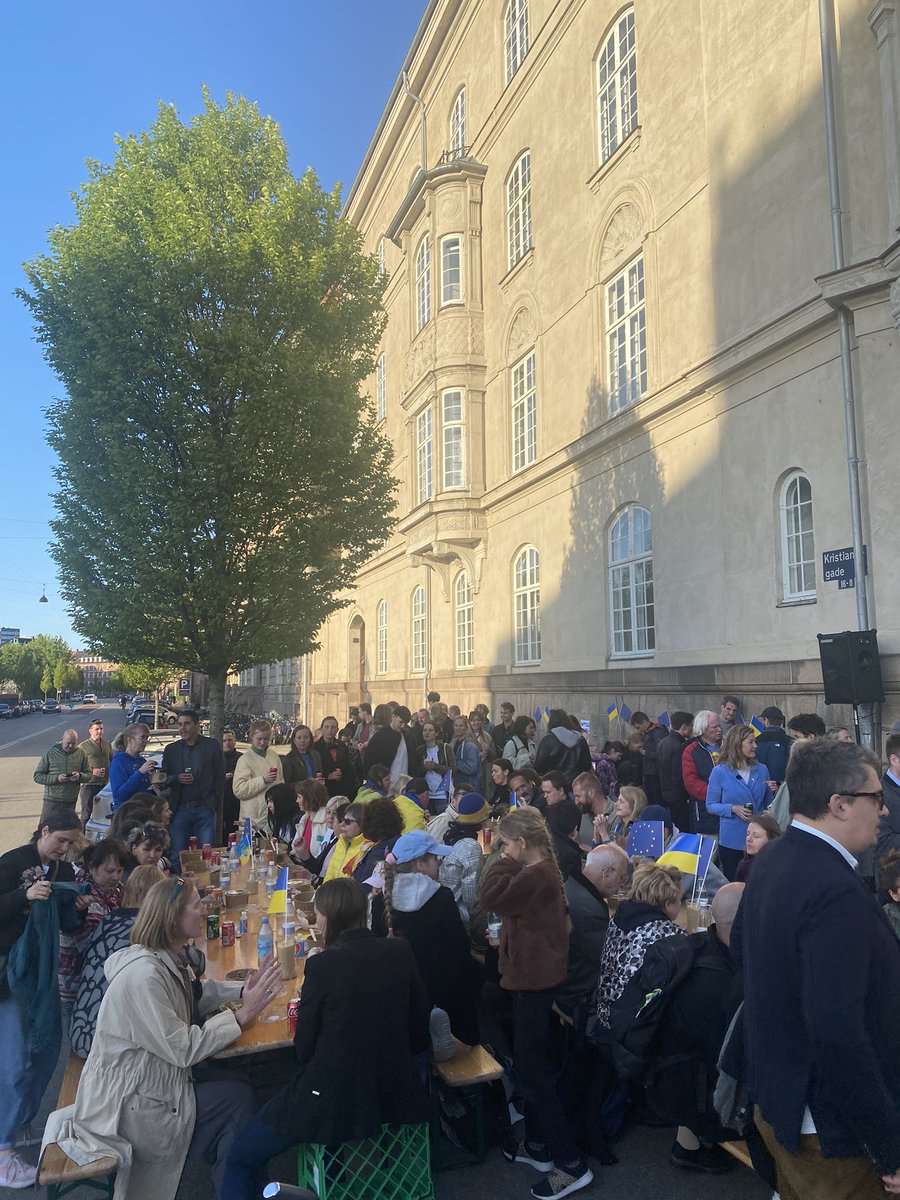 FjordMfs's tweet photo. I @radikale holder vi langbordsmiddag for Ukraine foran den russisk ambassade 🇺🇦 #dkpol https://t.co/6wxOGZA6Uw