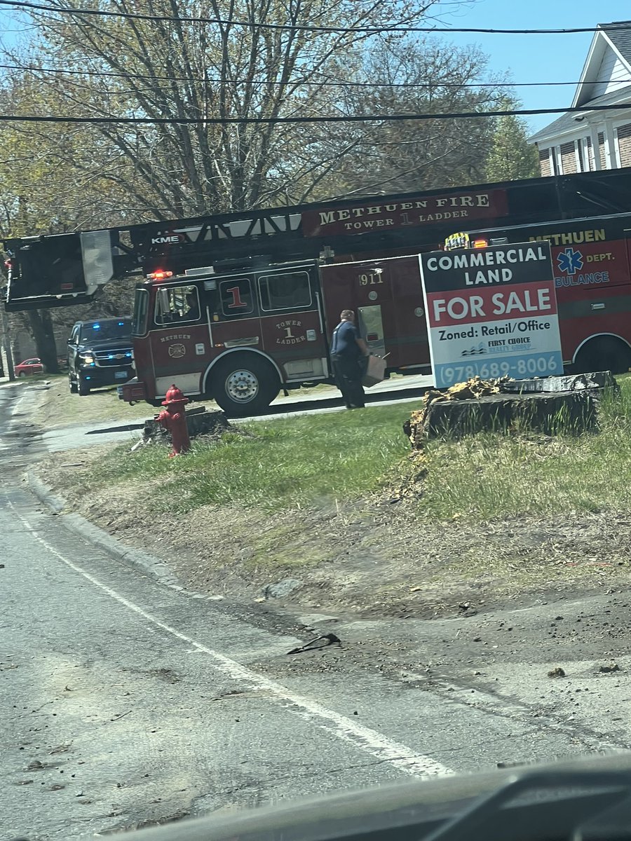 FStringing's tweet image. #BREAKING Commercial structure fire, Pleasant Valley St, Methuen, MA. Methuen fire transporting one patient. Crews clearing