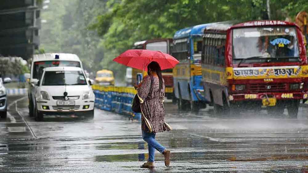 Heavy rain in #Kolkata as #CycloneAsani gathers intensity on Monday. #Cyclone #Asani that formed over southeast Bay of Bengal has intensified into a severe #CyclonicStorm that is likely to bring #HeavyRainfall to parts of #AndhraPradesh, #Odisha &amp; #WestBengal in the coming days.