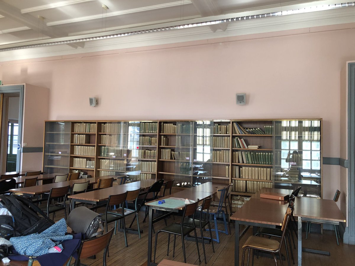 EMRollinat's tweet photo. Retour à La Sorbonne pour achever le catalogage de la bibliothèque de l’#EPPFE, ancêtre du #DFLE, mon département -nous déménageons sur le #CampusNation ce vendredi @Sorbonne_Nvelle : restait toutes les armoires de la salle M pour le projet #CLIODIFLE @DILTEC @bibliothequeBSN https://t.co/PYwVsKkUg8