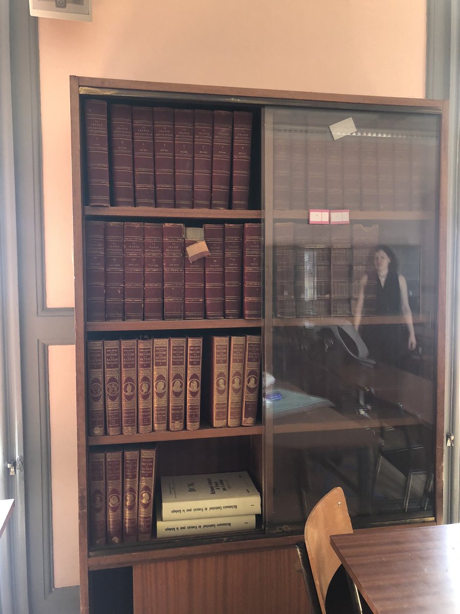 EMRollinat's tweet photo. Retour à La Sorbonne pour achever le catalogage de la bibliothèque de l’#EPPFE, ancêtre du #DFLE, mon département -nous déménageons sur le #CampusNation ce vendredi @Sorbonne_Nvelle : restait toutes les armoires de la salle M pour le projet #CLIODIFLE @DILTEC @bibliothequeBSN https://t.co/PYwVsKkUg8