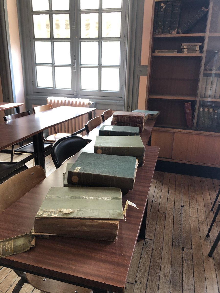 EMRollinat's tweet photo. Retour à La Sorbonne pour achever le catalogage de la bibliothèque de l’#EPPFE, ancêtre du #DFLE, mon département -nous déménageons sur le #CampusNation ce vendredi @Sorbonne_Nvelle : restait toutes les armoires de la salle M pour le projet #CLIODIFLE @DILTEC @bibliothequeBSN https://t.co/PYwVsKkUg8