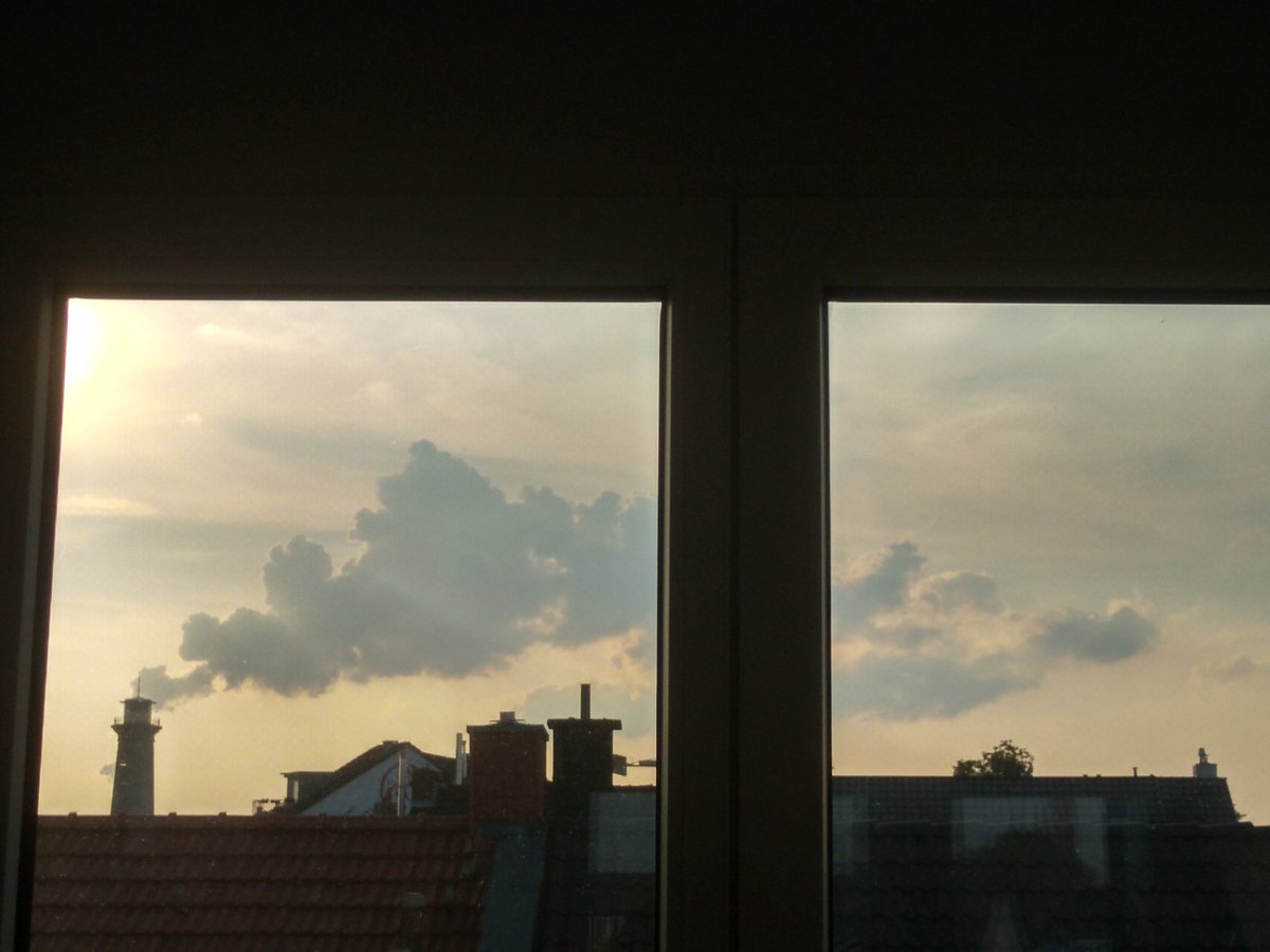 Eines Tages hatte er genug davon, mitten in Köln so zu tun, als wäre er ein Leuchtturm: "Schornstein! Das ist doch viel glaubwürdiger!" #Heliosturm #Ehrenfeld