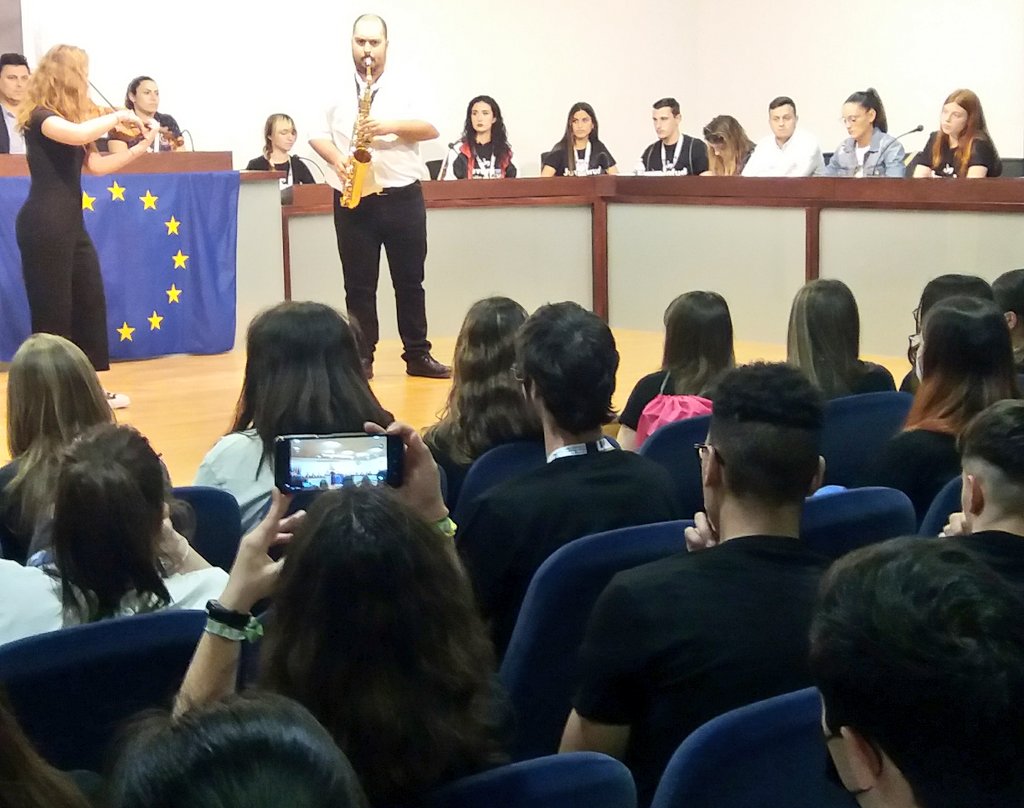 juventud_Lorca's tweet photo. La Concejala de Deportes,Movilidad,Soc-Info TIC @IreneJodar representando al @AytoLorca en la jornada final del proyecto EU #DialGo-diálogo estructurado-en San Javier junto al grupo de jóvenes lorquinos que aportan propuestas para mejora de la RM junto a 120 jóvenes +.#DiaEuropa https://t.co/pYu5Z2b2AS