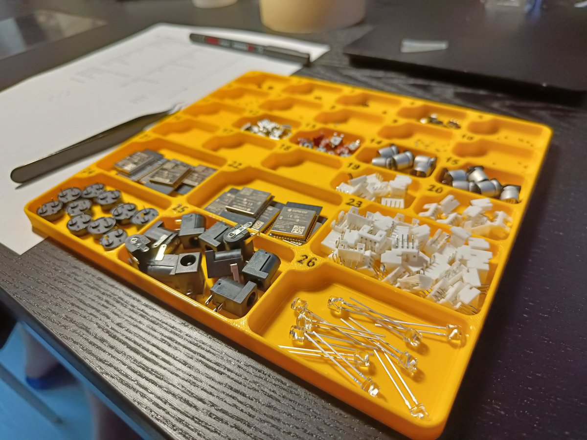 2sofix's tweet photo. a mókavonat nem állhat meg #ledclock https://t.co/6yWGlvPB1q