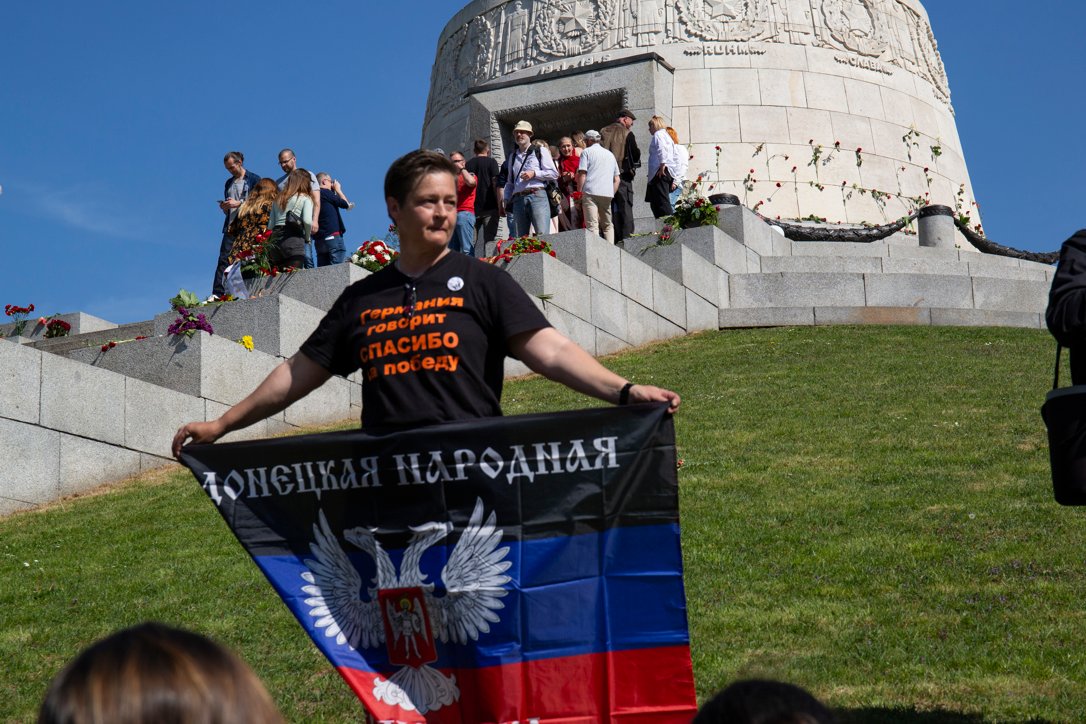 Despite the police ban Russian flags and St. George ribbons were repeatedly displayed today at #TreptowerPark in Berlin. A woman briefly flaunted a DPR separatist flag before being taken away shortly after. #b0905 #9Mai
