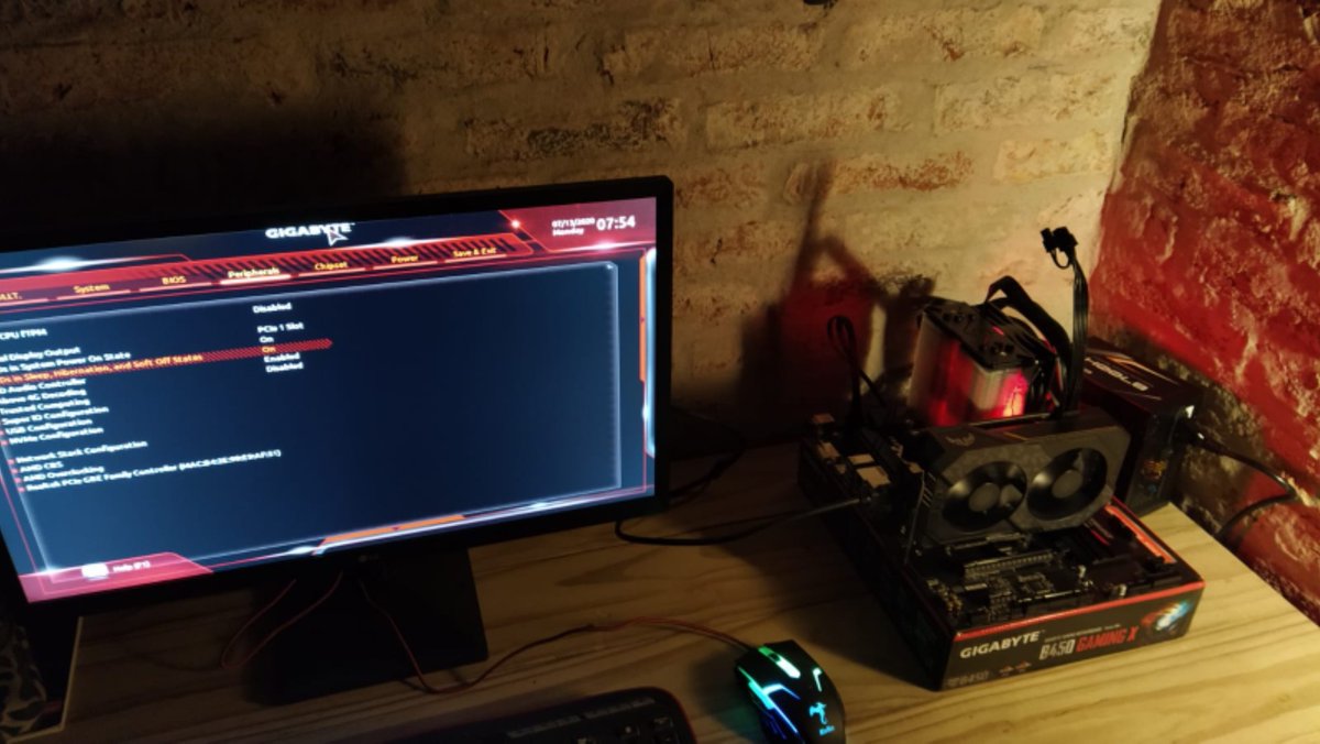 Arkadius27's tweet photo. @bitwitkyle Didn't have a case at the time. Great airflow tho https://t.co/7JPjp0Op81