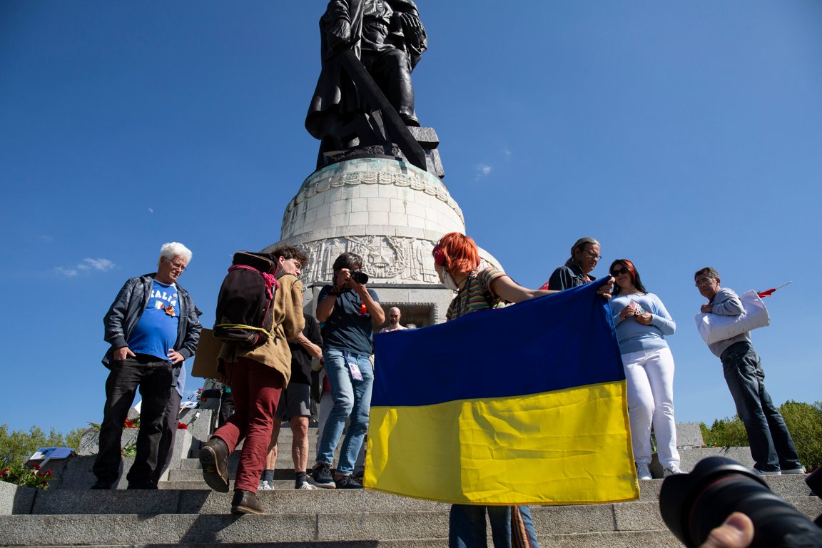 A while later a young woman took out an Ukrainian flag right beneath the Soviet soldier at #TreptowerPark. A man shouted in Russian along the lines of: “this is not your place, piss off!” another one: “take down that fascist flag!”. #b0905 #9Mai #RussianPropaganda