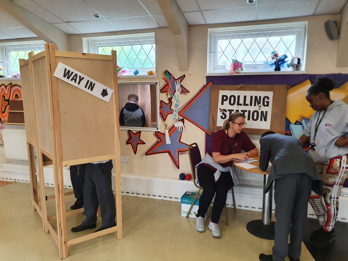 YouthBury's tweet photo. Another great turnout at our After School Drop-In, young people voting on how they want the sessions to run and making friends whilst they do it.#youthvoice #MentalHealthAwarenessWeek #fightingloneliness https://t.co/14BLxOONn3