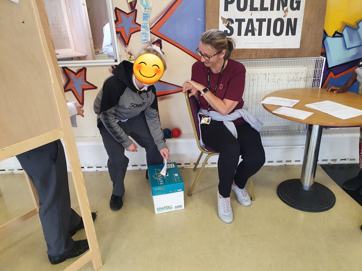 YouthBury's tweet photo. Another great turnout at our After School Drop-In, young people voting on how they want the sessions to run and making friends whilst they do it.#youthvoice #MentalHealthAwarenessWeek #fightingloneliness https://t.co/14BLxOONn3