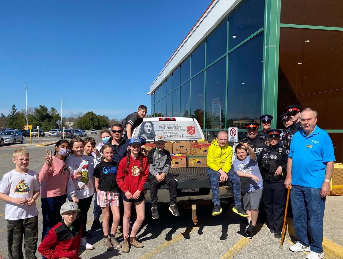 OwenSoundPolice's tweet photo. Officers were happy to participate in #ShopwithaCop @Zehrs Owen Sound today, sponsored by Optimist Club of Sydenham &amp; District to support the Salvation Army Food Bank #communitypartners @ChiefAmbroseOSP @JFluneyOSPS @Insp_DBishop @OSPApres https://t.co/LKjEIpD8GR