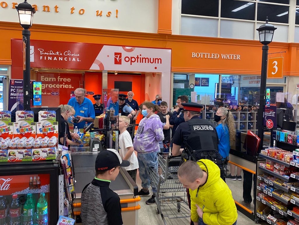 OwenSoundPolice's tweet photo. Officers were happy to participate in #ShopwithaCop @Zehrs Owen Sound today, sponsored by Optimist Club of Sydenham &amp; District to support the Salvation Army Food Bank #communitypartners @ChiefAmbroseOSP @JFluneyOSPS @Insp_DBishop @OSPApres https://t.co/LKjEIpD8GR