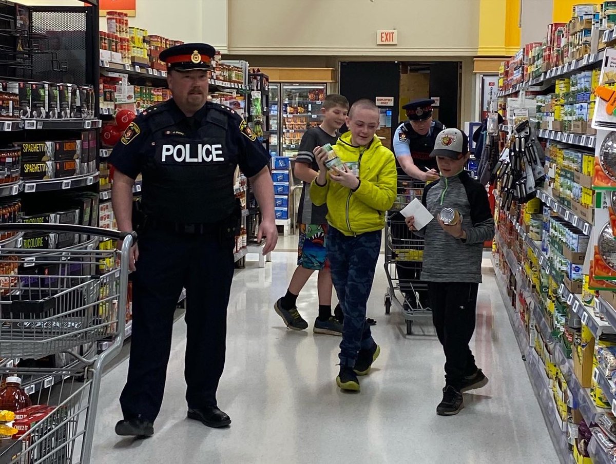 OwenSoundPolice's tweet photo. Officers were happy to participate in #ShopwithaCop @Zehrs Owen Sound today, sponsored by Optimist Club of Sydenham &amp; District to support the Salvation Army Food Bank #communitypartners @ChiefAmbroseOSP @JFluneyOSPS @Insp_DBishop @OSPApres https://t.co/LKjEIpD8GR