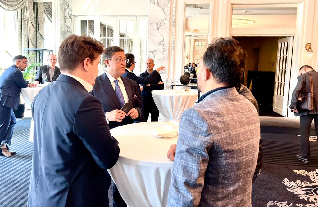IndiainSwiss's tweet photo. Ambassador Sanjay Bhattacharyya, Ms. Ravneet Mann, VP, #InvestIndia met business leaders from Swiss #SME companies during MISSP Networking Event organized by Embassy &amp; discussed about transformation of #India as global business hub.

@MEAIndia @SecySanjay @makeinindia https://t.co/7VlITN5nij