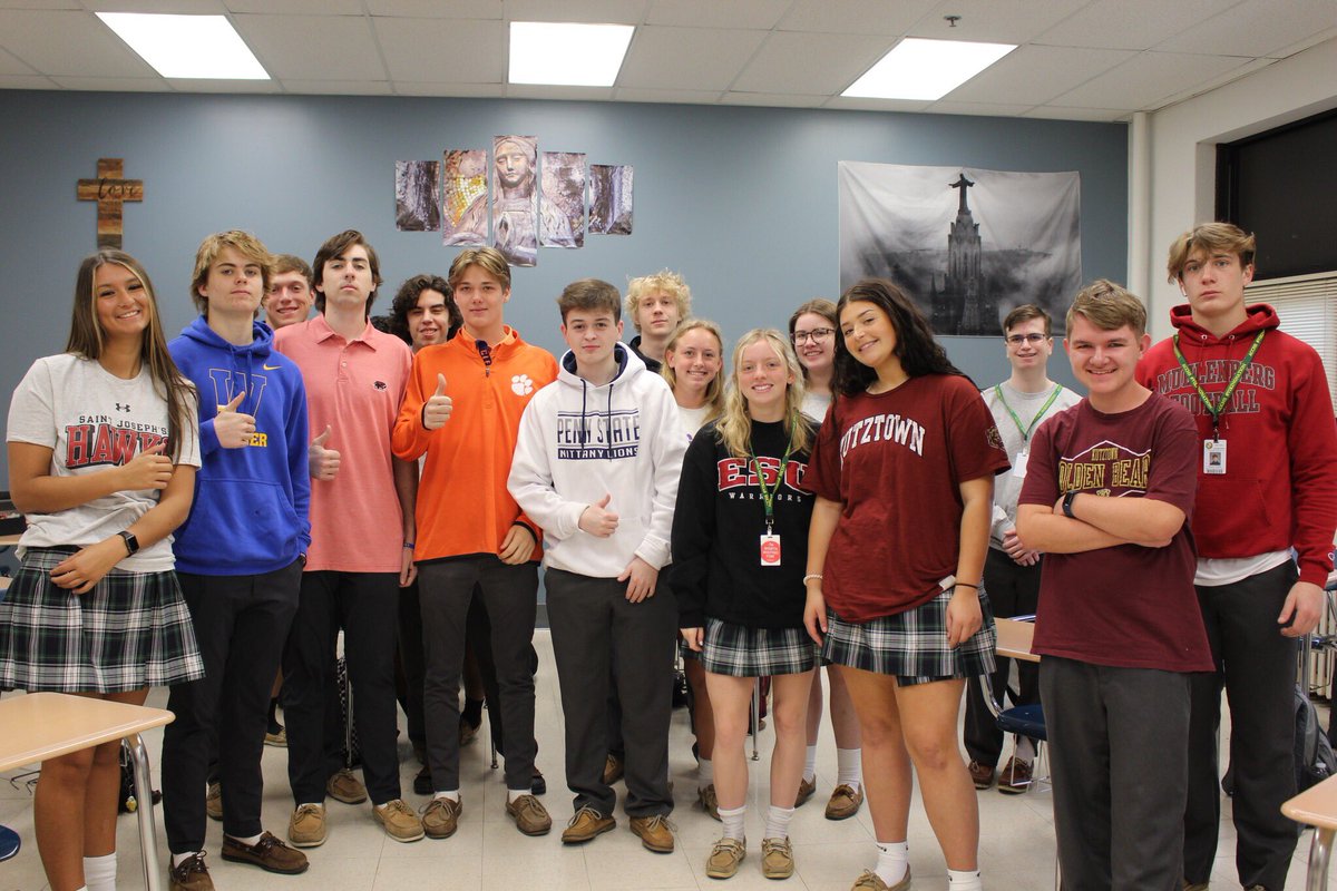 ACCHSVikings's tweet image. #VikingProud ACCHS hosted our annual "College &amp;amp; Career Shirt Day" — our Class of 2022 scholars have bright futures ahead of them! #VikingExcellence #FaithTraditionExcellence #ACCHSclassof2022 💚💛2️⃣0️⃣2️⃣2️⃣🎓🤘