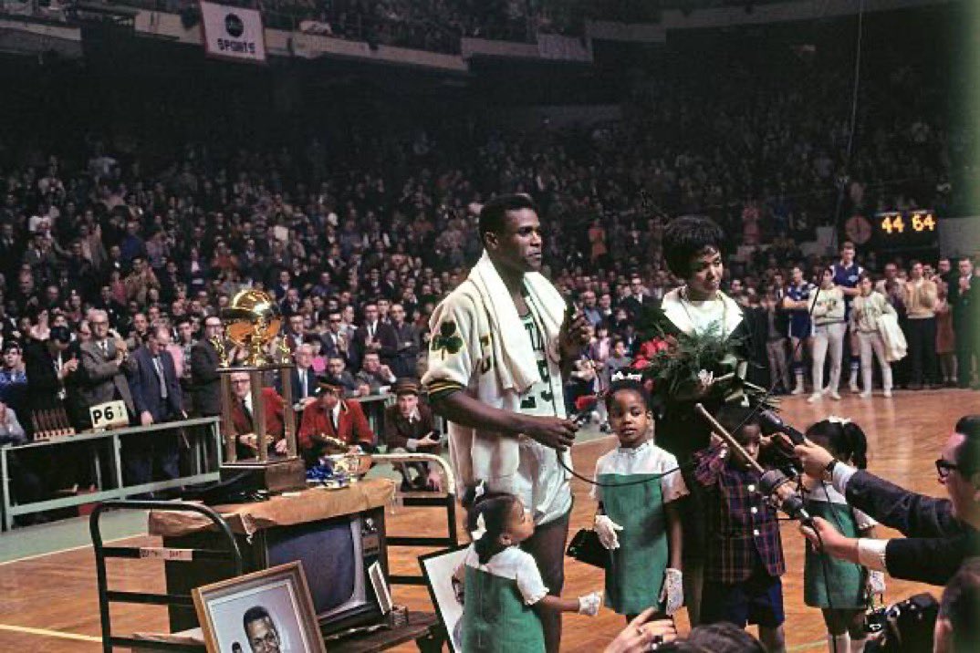 YvanMontgury's tweet photo. Flashback 📆
9️⃣ Mai 1️⃣9️⃣8️⃣8️⃣
Les légendes de la NBA, Lenny Wilkens et K.C Jones sont intronisés au Naismith Memorial Basketball Hall of Fame ⭐️
⬇️🔄 https://t.co/KnWxkSADnZ