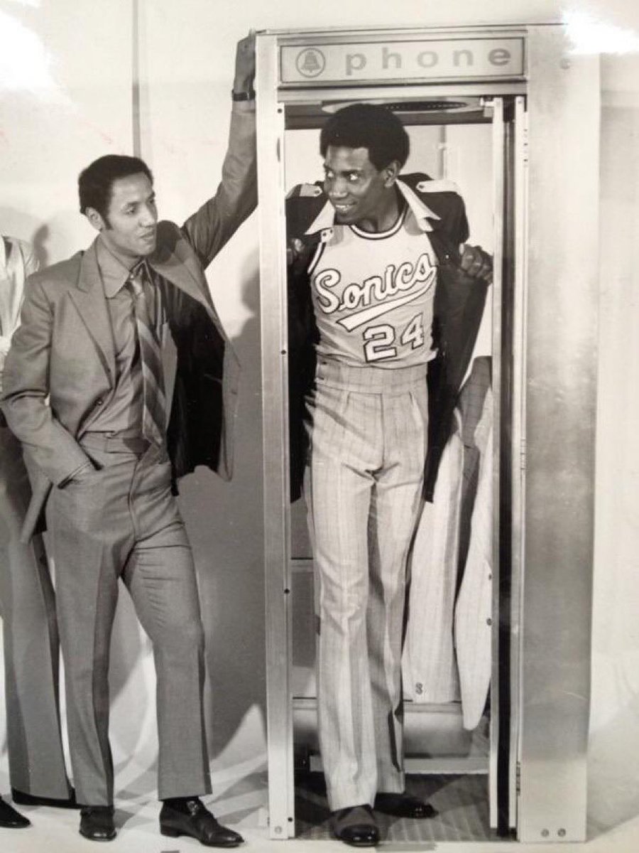 YvanMontgury's tweet photo. Flashback 📆
9️⃣ Mai 1️⃣9️⃣8️⃣8️⃣
Les légendes de la NBA, Lenny Wilkens et K.C Jones sont intronisés au Naismith Memorial Basketball Hall of Fame ⭐️
⬇️🔄 https://t.co/KnWxkSADnZ